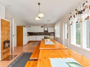 KukkolaにあるHoliday Home Nuottiniemi 7 by Interhomeのキッチン(木製テーブル付)