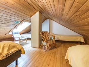 LahdenperäにあるHoliday Home Yläperho 2 by Interhomeのベッド2台が備わる木製の天井の客室です。