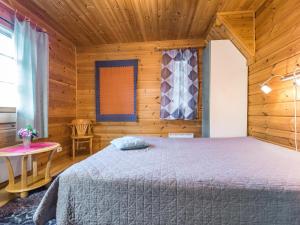 LahdenperäにあるHoliday Home Yläperho 2 by Interhomeの木製の部屋にベッド1台が備わるベッドルーム1室があります。