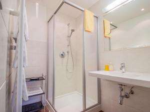 ห้องน้ำของ Apartment Alpin-8 by Interhome