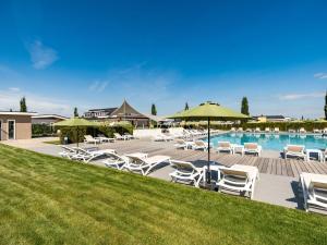 Holiday Home Green Resort Mooi Bemelen-21の敷地内または近くにあるプール