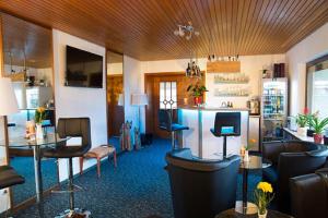 un salón con sala de espera y barbería en Hotel Garni Schick, en Oberursel