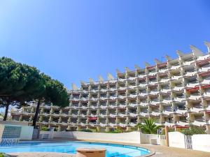 ラ・グランド・モットにあるApartment Paradis du Soleil by Interhomeの大きなアパートメントで、目の前にプールがあります。