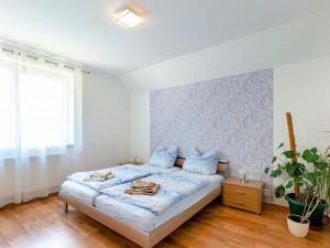 En eller flere senge i et værelse på Holiday Home Albrechtice by Interhome