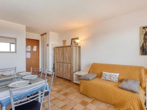een woonkamer met een bank en een tafel bij Apartment Les Hauts de Bordagain-13 by Interhome in Ciboure