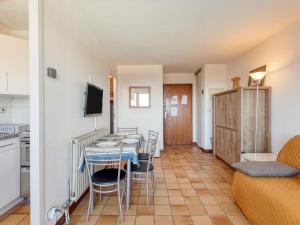 een woonkamer met een tafel en stoelen in een kamer bij Apartment Les Hauts de Bordagain-13 by Interhome in Ciboure