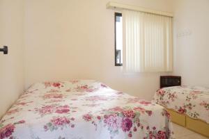 מיטה או מיטות בחדר ב-Ótimo apartamento na Praia dos Castelhanos com Wi-Fi