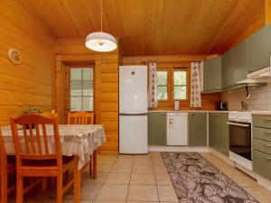 Kuchyň nebo kuchyňský kout v ubytování Holiday Home Otso by Interhome