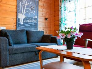 ein Wohnzimmer mit einer Couch und einem Couchtisch in der Unterkunft Holiday Home Otso by Interhome in Lahdenperä