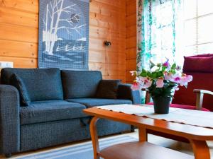 LahdenperäにあるHoliday Home Otso by Interhomeのリビングルーム(ソファ、コーヒーテーブル付)