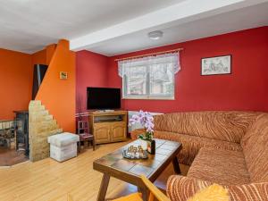 Televízia a/alebo spoločenská miestnosť v ubytovaní Holiday Home Penzion Jindřiška by Interhome