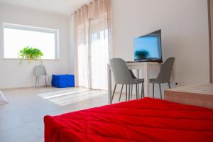 TV a/nebo společenská místnost v ubytování B&B A Un Passo dal Mare