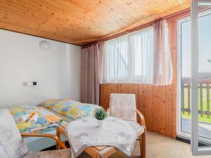 Postel nebo postele na pokoji v ubytování Apartment Rabyně-1 by Interhome