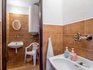 Koupelna v ubytování Apartment Rabyně-1 by Interhome