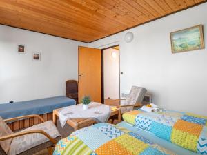 Postel nebo postele na pokoji v ubytování Apartment Rabyně-1 by Interhome