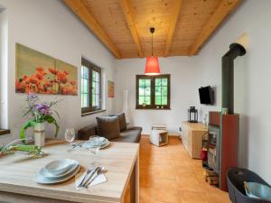 TV a/nebo společenská místnost v ubytování Holiday Home Bečov nad Teplou 2 by Interhome