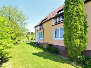 Vonkajšia záhrada v ubytovaní Apartment Rabyně-2 by Interhome
