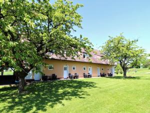 Vonkajšia záhrada v ubytovaní Apartment Rabyně-2 by Interhome