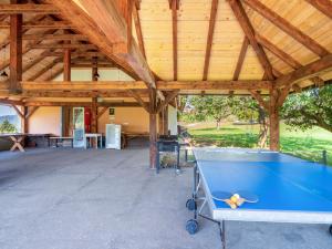 una mesa de billar en medio de un pabellón en Apartment Rabyně-2 by Interhome, en Rabyně