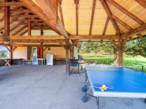 stół bilardowy na środku pawilonu w obiekcie Apartment Rabyně-2 by Interhome w mieście Rabyně