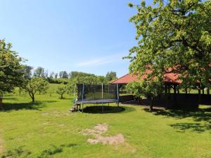 park z huśtawką i pawilonem w obiekcie Apartment Rabyně-2 by Interhome w mieście Rabyně