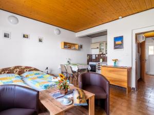 salon z kanapą i stołem w obiekcie Apartment Rabyně-2 by Interhome w mieście Rabyně