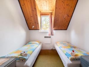 dwa łóżka pojedyncze w pokoju z oknem w obiekcie Apartment Rabyně-2 by Interhome w mieście Rabyně +26 zdjęć