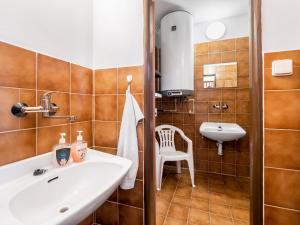 Kúpeľňa v ubytovaní Apartment Rabyně-2 by Interhome