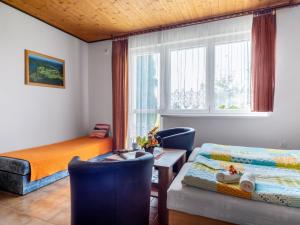 Posteľ alebo postele v izbe v ubytovaní Apartment Rabyně-2 by Interhome