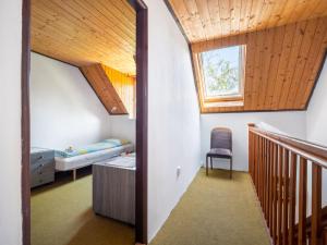 Posteľ alebo postele v izbe v ubytovaní Apartment Rabyně-2 by Interhome
