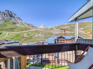 een balkon met een skateboard en uitzicht op een berg bij Apartment Les Genepis-4 by Interhome in Tignes