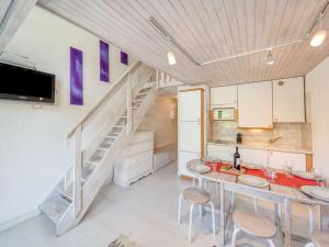 een keuken met een tafel met stoelen en een trap bij Apartment Les Genepis-4 by Interhome in Tignes