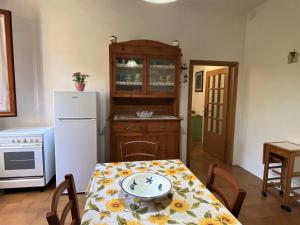 kuchnia ze stołem i białą lodówką w obiekcie Apartment Sonia by Interhome w mieście Riparbella +25 zdjęć