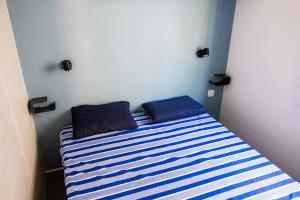 Krevet ili kreveti u jedinici u okviru objekta Happy Camp Mobile Homes in Camping Laguna Village