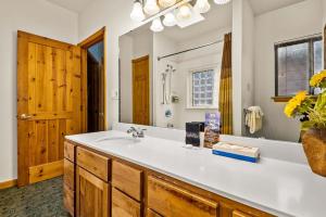 ein Bad mit einem Waschbecken und einem Spiegel in der Unterkunft Box Canyon Lodge and Hot Springs in Ouray