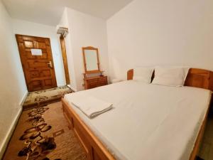 a bedroom with a bed with a mirror and a door at Motel Thessaloniki in Sandanski