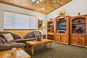 sala de estar con sofá y TV en Box Canyon Lodge and Hot Springs en Ouray