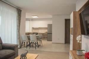 a living room and kitchen with a couch and a table at Tampa View Kasper in Braşov
