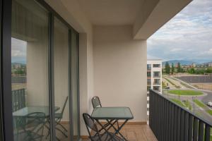 a balcony with a table and chairs on a balcony at Tampa View Kasper in Braşov