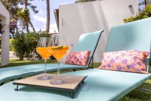 two glasses of wine on a tray on a table at CASA AROEIRA - Beach bungalow near Lisbon in Charneca