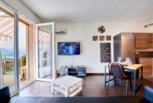 A television and/or entertainment centre at Il SOLE HOUSE