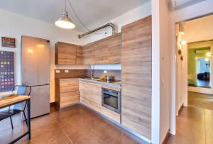A kitchen or kitchenette at Il SOLE HOUSE