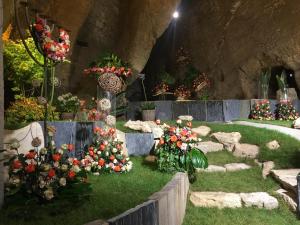 a garden with flowers and rocks in a cave at « Chez Annie » in Doué-la-Fontaine