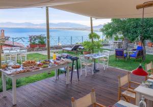stół z jedzeniem na pokładzie z widokiem na wodę w obiekcie Borgo dei Saraceni - Flower Home w Agropoli