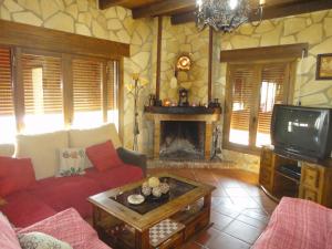 - un salon avec un canapé et une cheminée dans l'établissement Rancho Los Cuñaos, à El Gastor