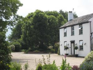 uma casa branca com um quintal em frente em Old Rectory Hotel, Crostwick em Norwich