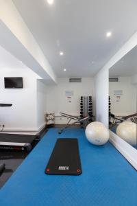 - une salle de sport avec une balle de ping-pong à l'étage dans l'établissement Legendary Porto Hotel, à Porto