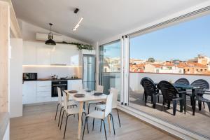 a kitchen and dining room with a table and chairs at Hauzify I Apartament 4Winds in Sant Feliu de Guixols