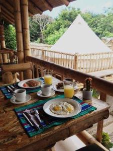 Mâncare la sau în apropiere de cort de lux +19 fotografii