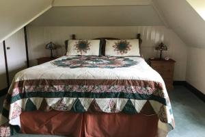 Una cama o camas en una habitación de Comfortable and a spacious retreat for two